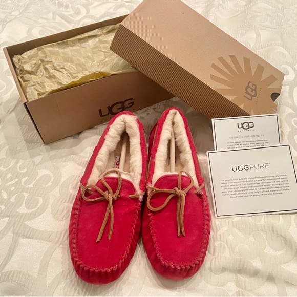 [Size 7] UGG Dakota Moccasins in RED - Lamb fur lined - 5612 W / JTRD - Picture 2 of 7
